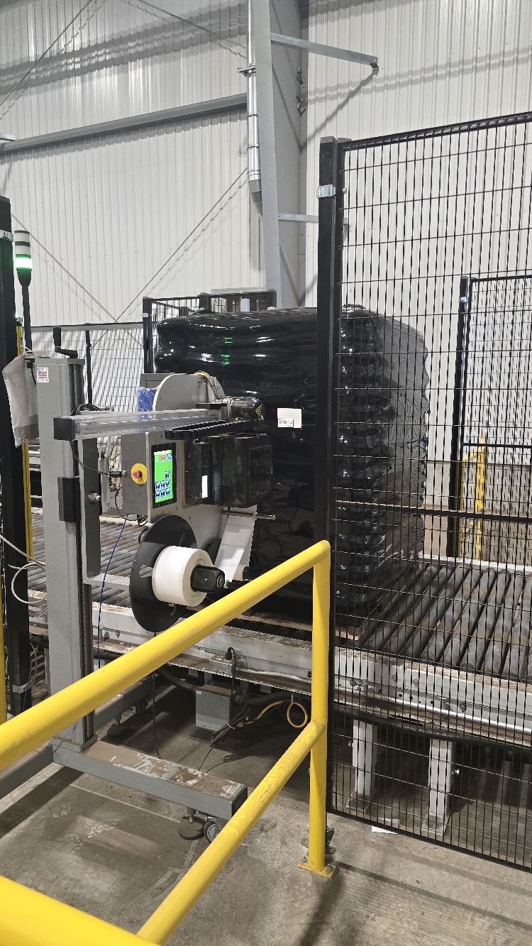 Automatic printer-applicator for labeling pallets and industrial products