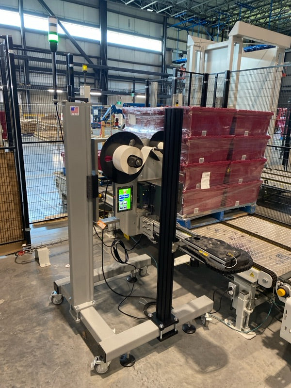 Automatic printer-applicator for labeling pallets and industrial products