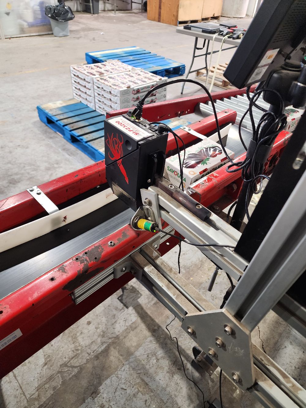 High-resolution inkjet printer for porous and non-porous packaging