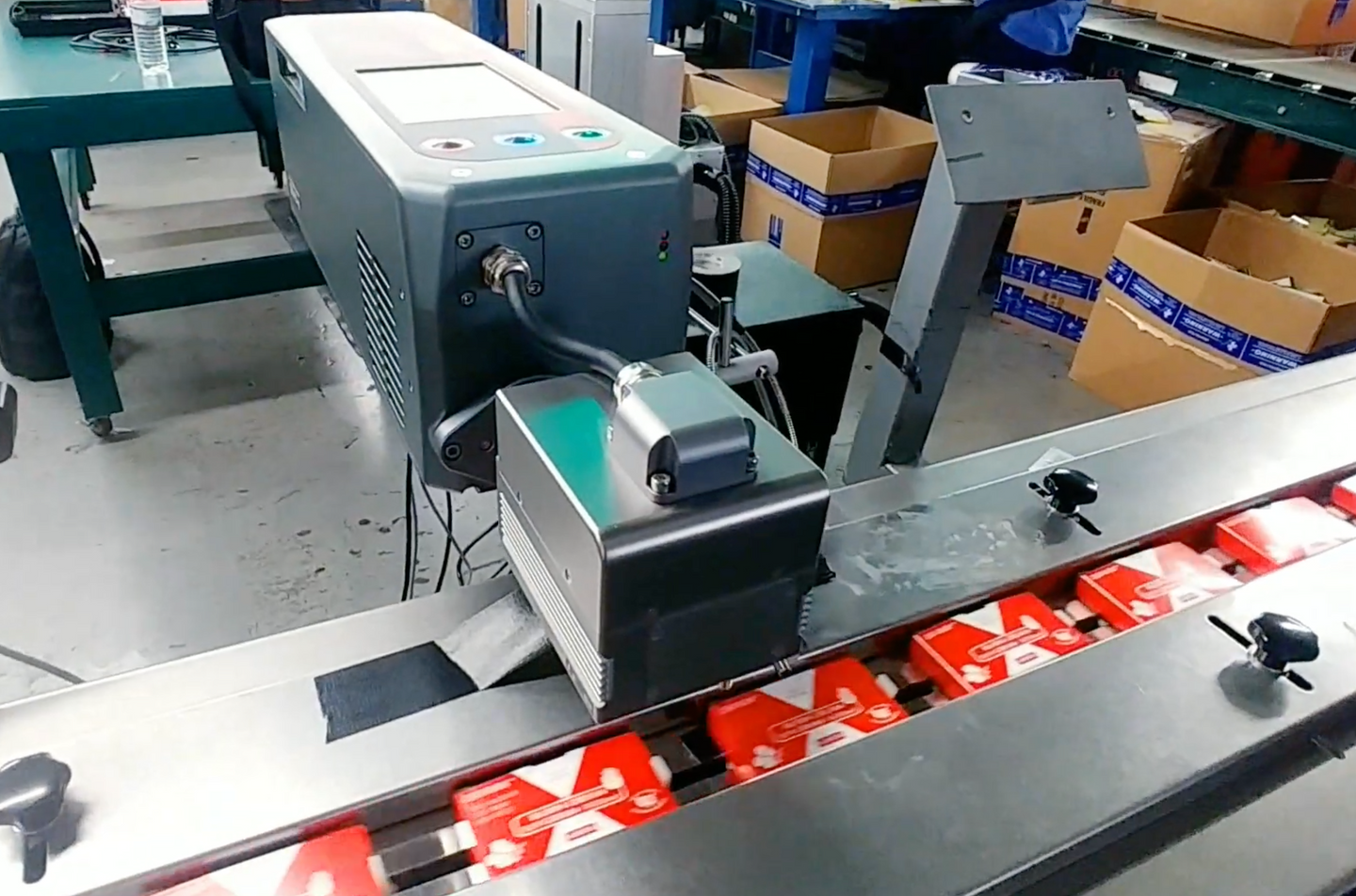 Marquage laser sur boîte carton en ligne de production